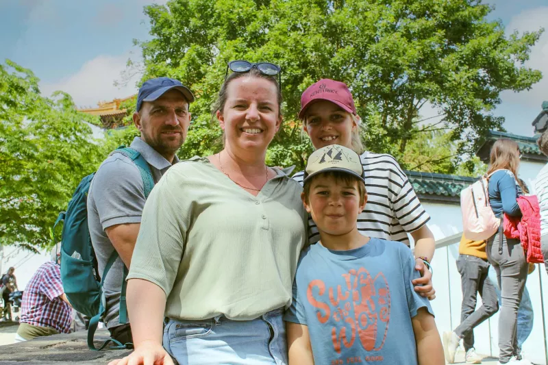 Happy family in Pairi Daiza at the Familyday of Bekina